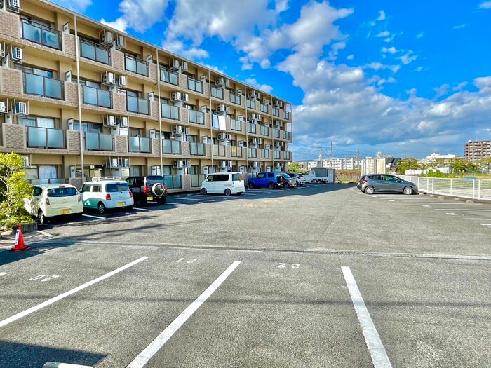 物件外観写真3　(駐車場)