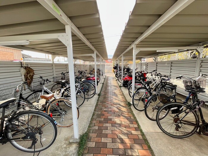 物件外観写真4　(駐輪場)