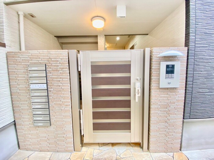 物件外観写真3　(エントランス部分)