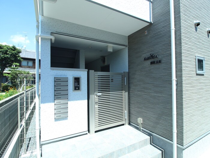 物件外観写真3　(エントランス部分)