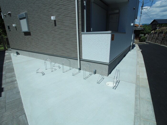 物件外観写真5　(駐輪場)