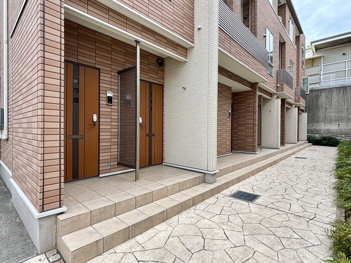 物件外観写真4　(エントランス部分)