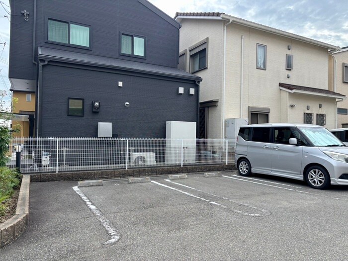 物件外観写真6　(駐車場)