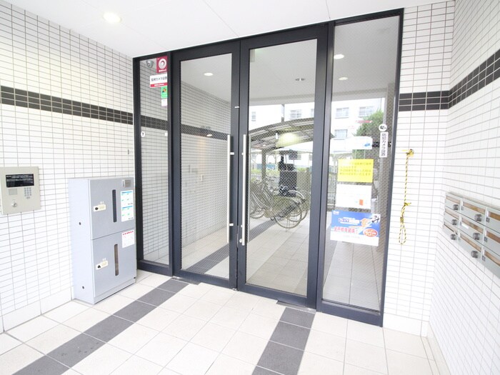 物件外観写真2　(エントランス部分)