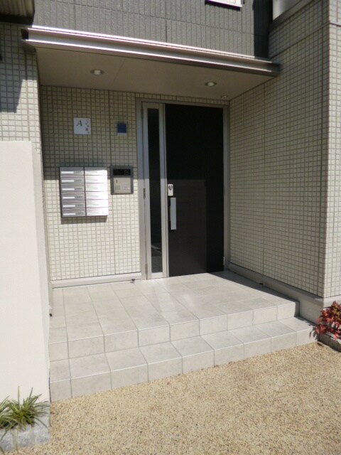 物件外観写真3　(エントランス部分)