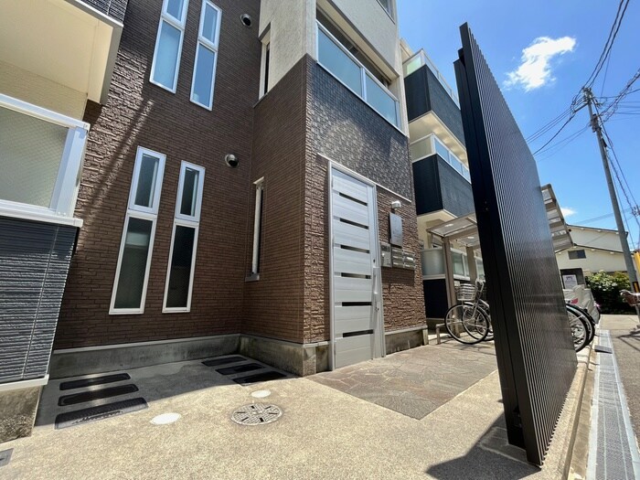 物件外観写真5　(エントランス部分)