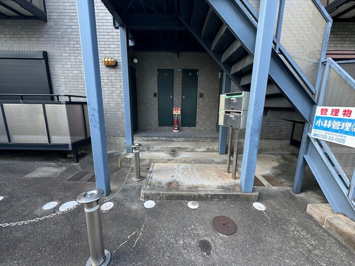 物件外観写真5　(エントランス部分)