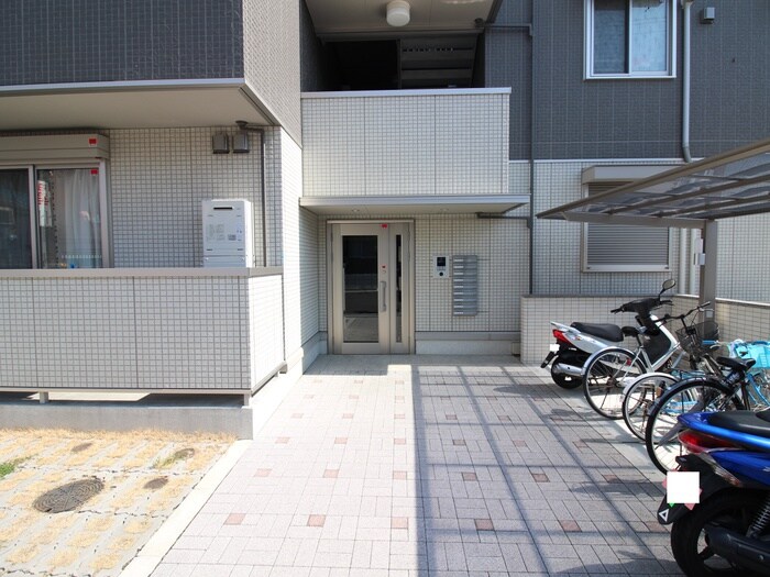 物件外観写真2　(エントランス部分)