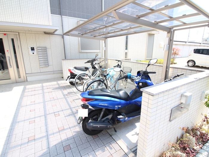 物件外観写真4　(駐輪場)