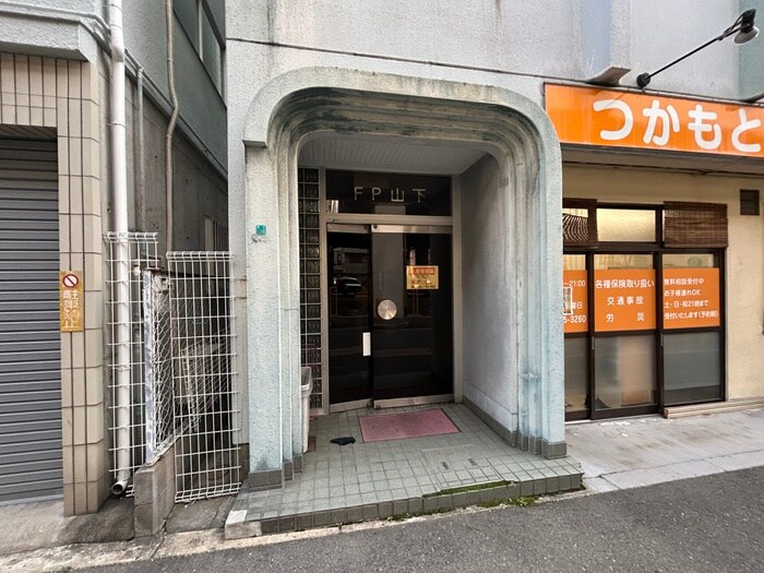 物件外観写真4　(エントランス部分)