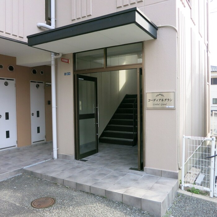 物件外観写真2　(エントランス部分)