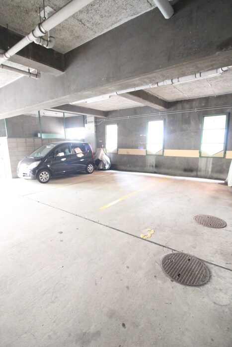 物件外観写真4　(駐車場)