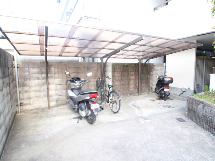 物件外観写真4　(駐輪場)