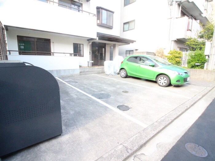 物件外観写真5　(駐車場)