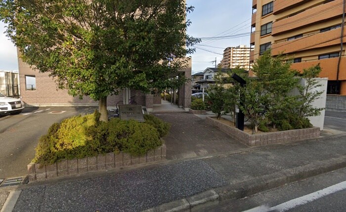 物件外観写真4　(エントランス部分)