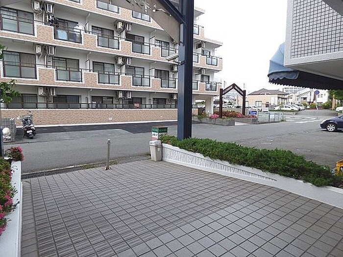 物件外観写真2　(エントランス部分)