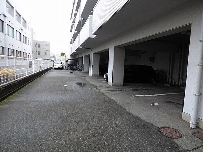 物件外観写真3　(駐車場)