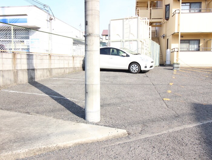 物件外観写真4　(駐車場)