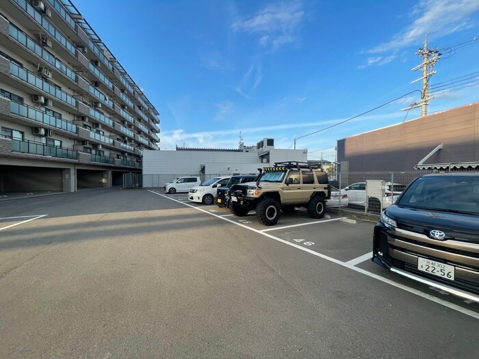 物件外観写真4　(駐車場)