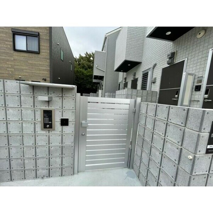 物件外観写真3　(エントランス部分)