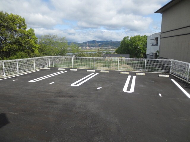 物件外観写真3　(駐車場)