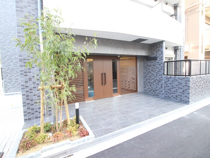 物件外観写真3　(エントランス部分)