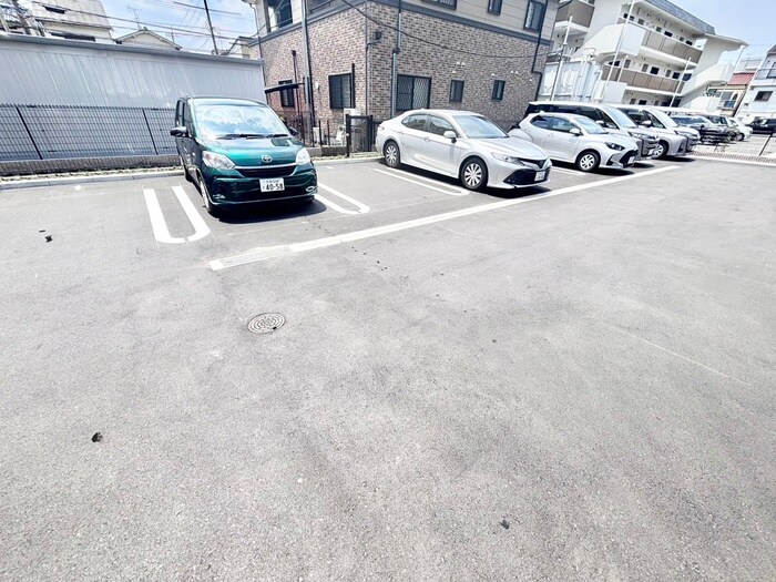 物件外観写真3　(駐車場)