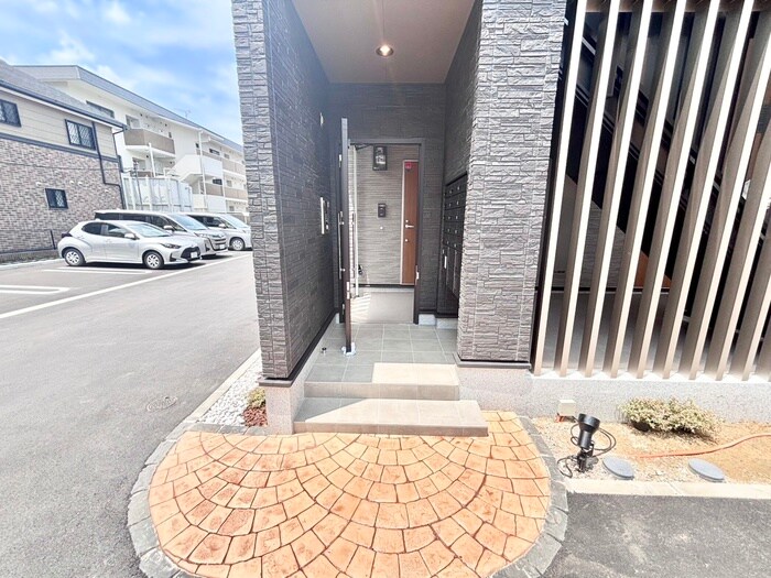 物件外観写真6　(エントランス部分)
