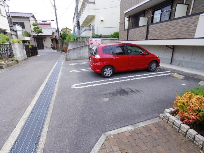 物件外観写真4　(駐車場)