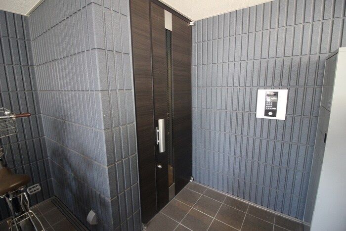 物件外観写真2　(エントランス部分)