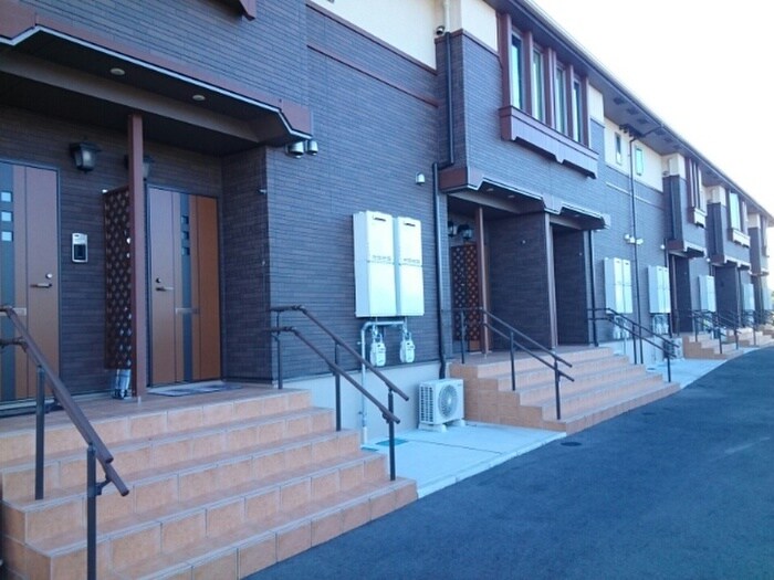 物件外観写真3　(エントランス部分)