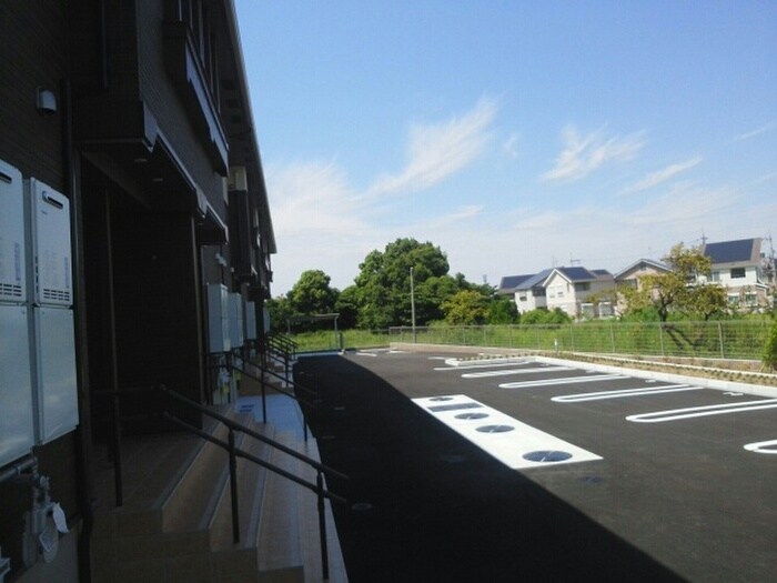 物件外観写真4　(駐車場)