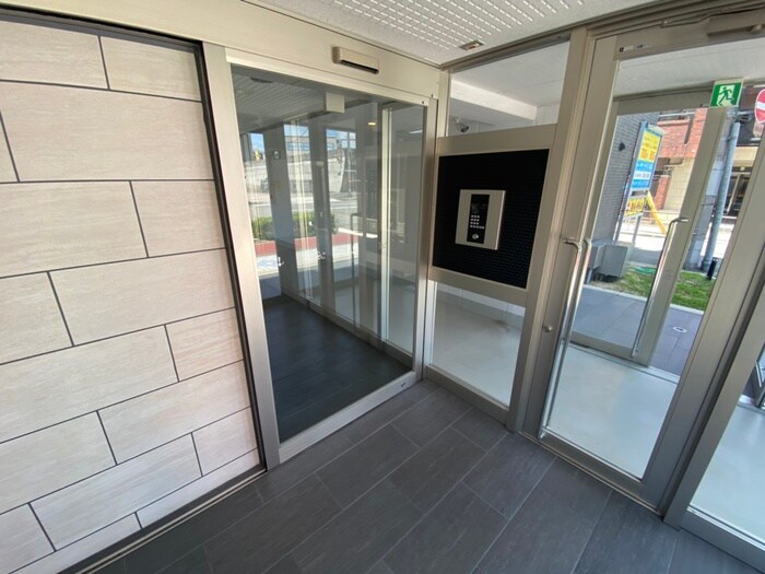 物件外観写真2　(エントランス部分)