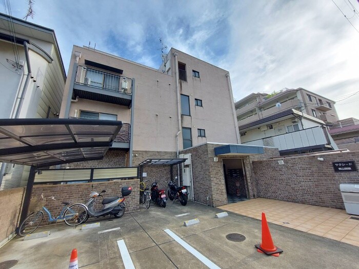 物件外観写真2　(エントランス部分)