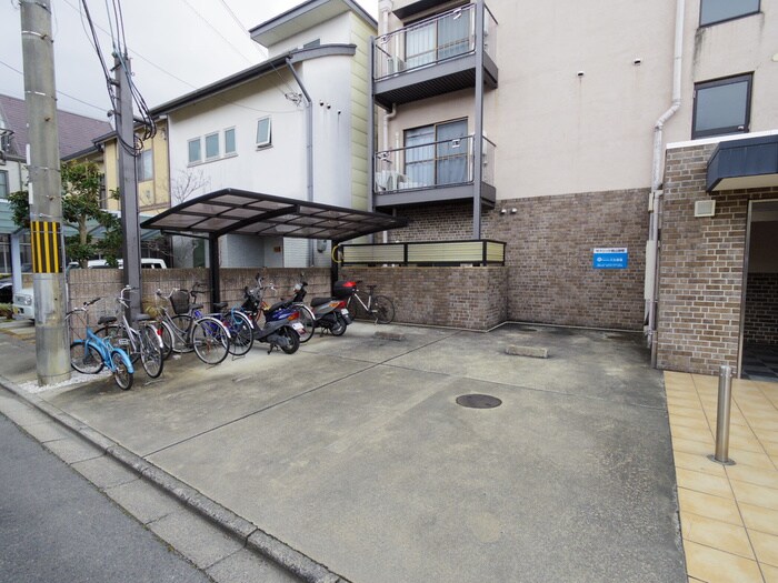 物件外観写真5　(駐車場)