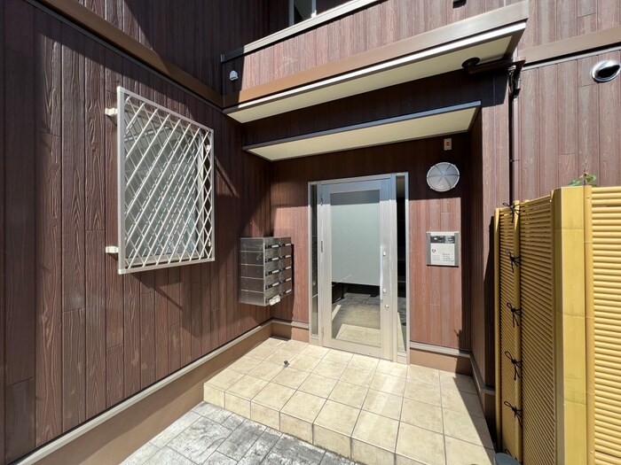 物件外観写真2　(エントランス部分)