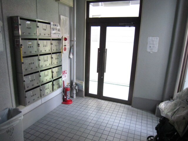 物件外観写真3　(エントランス部分)