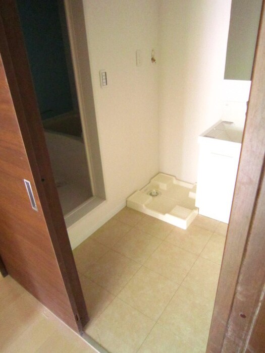 物件内観写真5　(洗濯機置場)