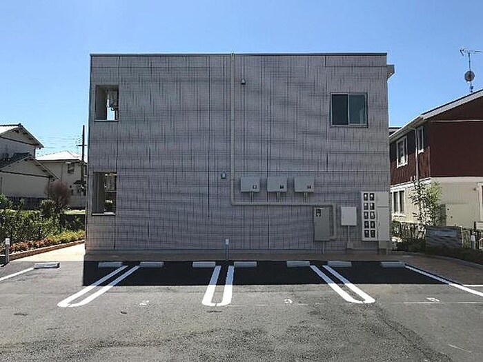 物件外観写真3　(駐車場)