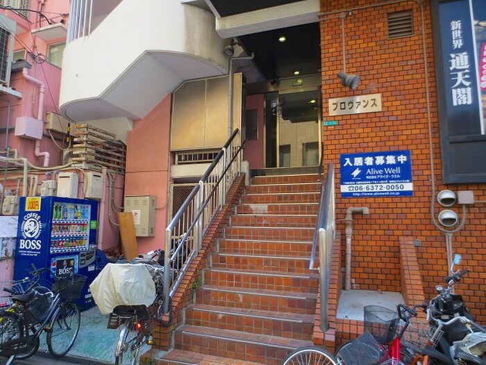 物件外観写真2　(エントランス部分)