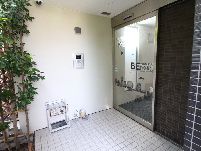 物件外観写真2　(エントランス部分)