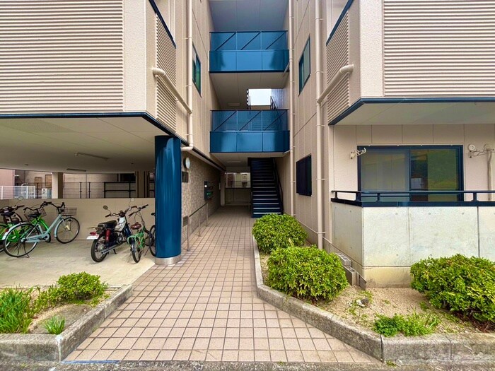 物件外観写真2　(エントランス部分)