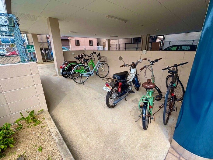 物件外観写真4　(駐輪場)