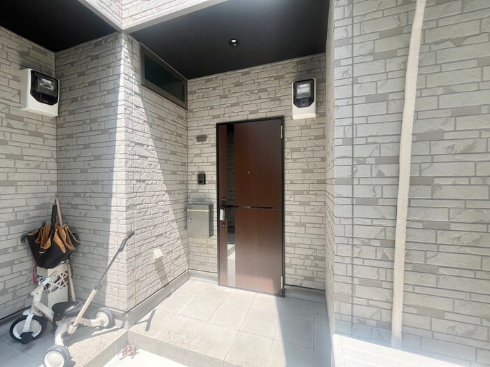 物件外観写真3　(エントランス部分)