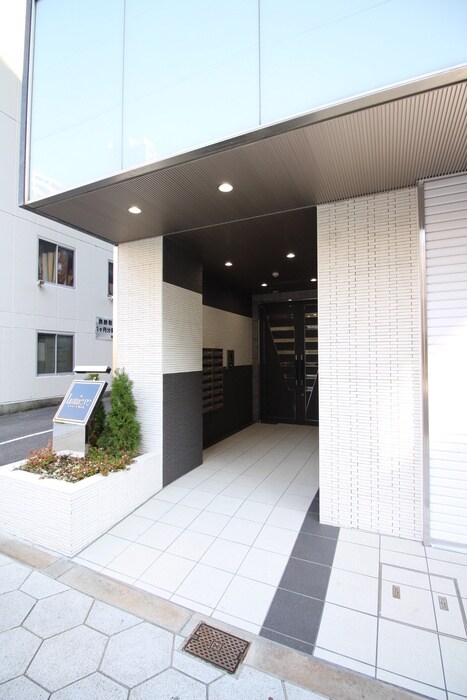 物件外観写真2　(エントランス部分)