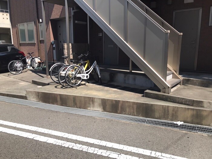 物件外観写真4　(駐輪場)