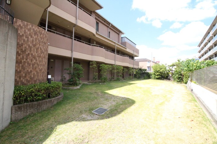 物件外観写真6　(駐車場)