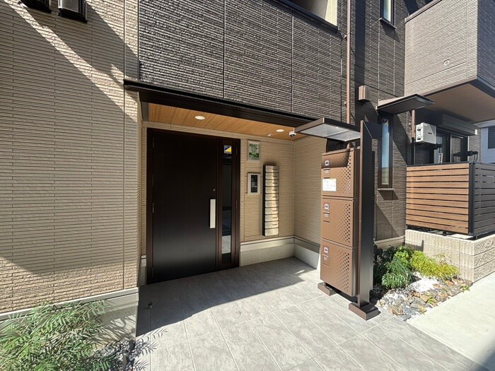 物件外観写真2　(エントランス部分)