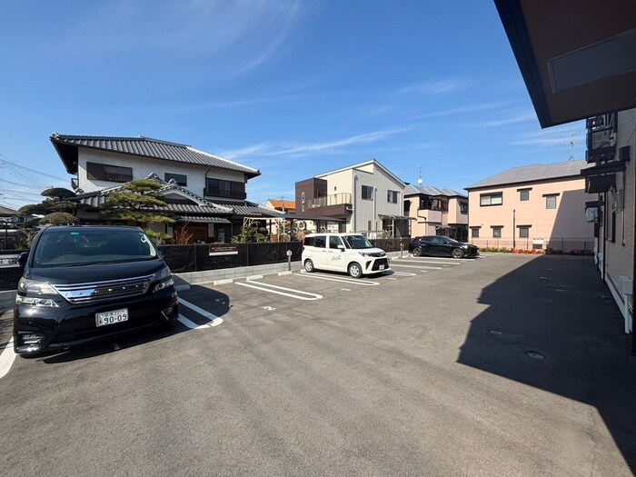 物件外観写真3　(駐車場)