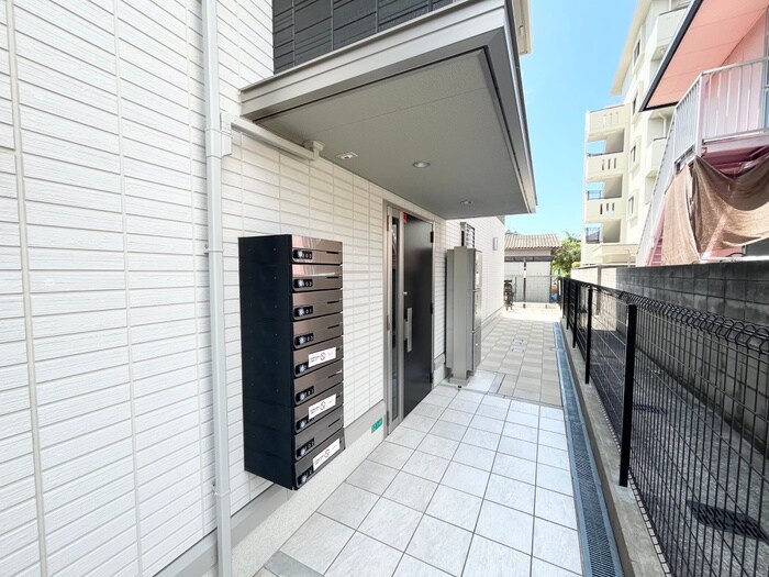 物件外観写真2　(エントランス部分)